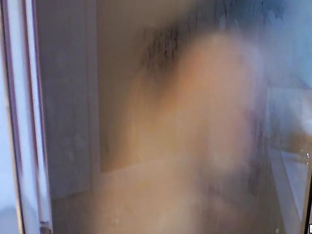Girl gets her clean pussy poked after shower