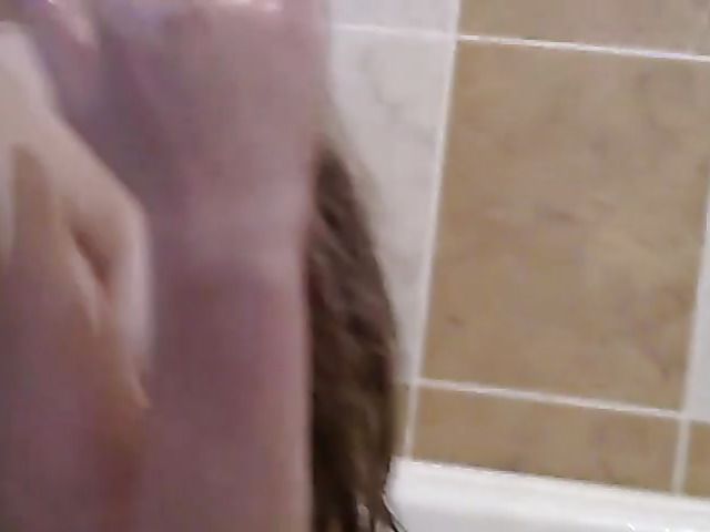 Teen shaves her pussy clean in the bath