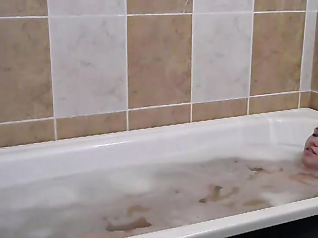 Teen shaves her pussy clean in the bath