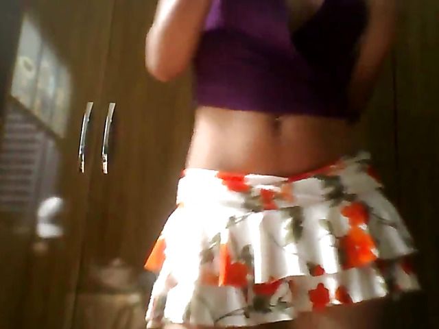 Brazilian ass shaking in front of cam