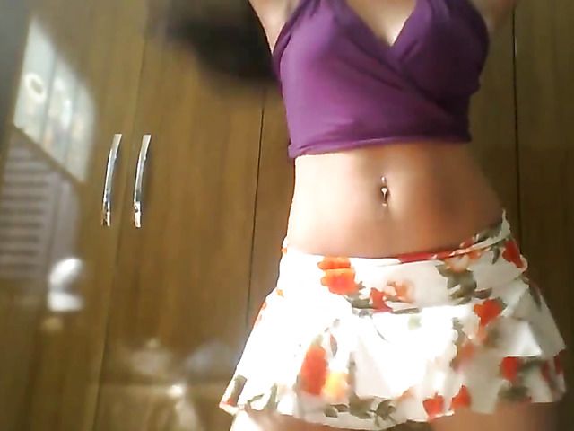 Brazilian ass shaking in front of cam