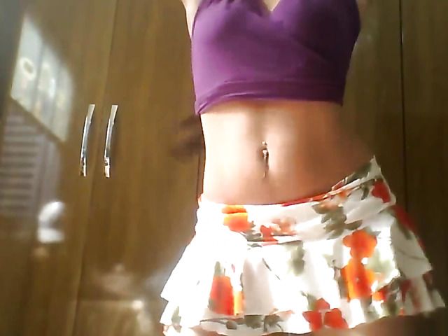 Brazilian ass shaking in front of cam