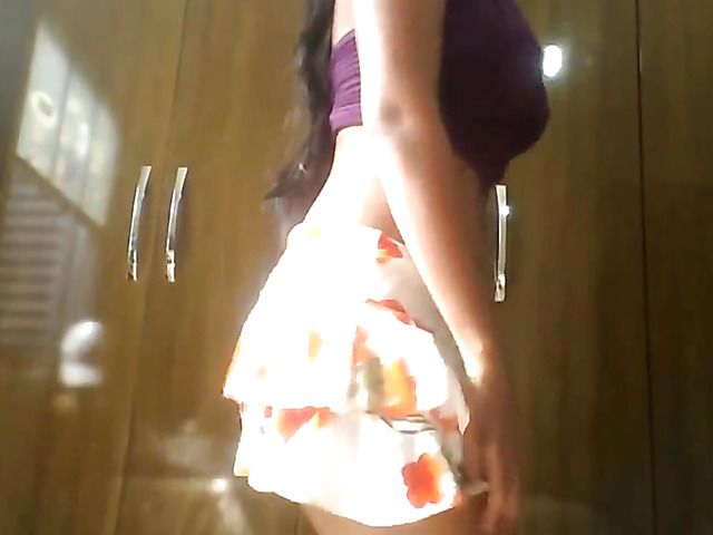 Brazilian ass shaking in front of cam