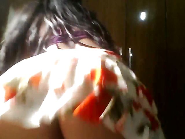 Brazilian ass shaking in front of cam