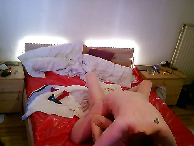 Man makes his mature wife squirt for cam