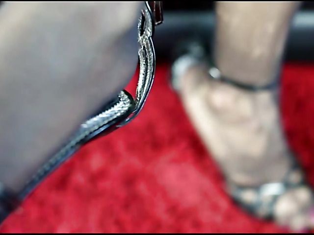 Lady in nylons shows off her beautiful toes