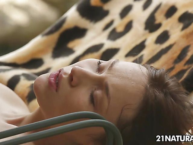 Sensual sex in the garden with all-natural girl
