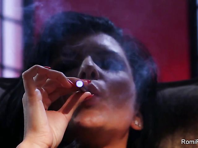 Hot smoker Romi plays with her pink hole