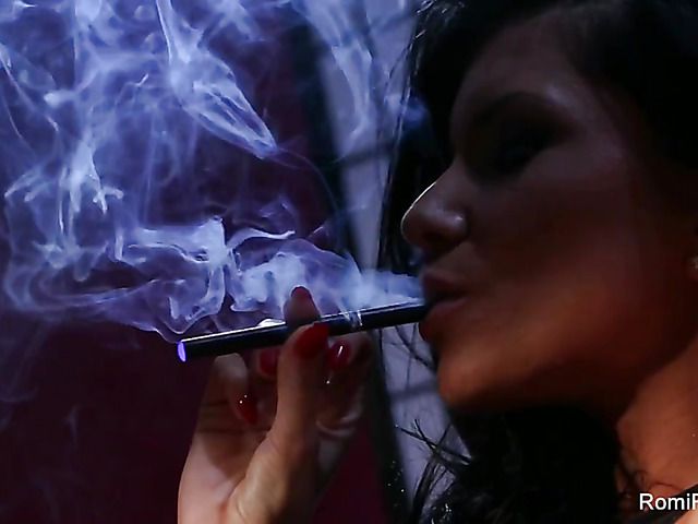 Hot smoker Romi plays with her pink hole