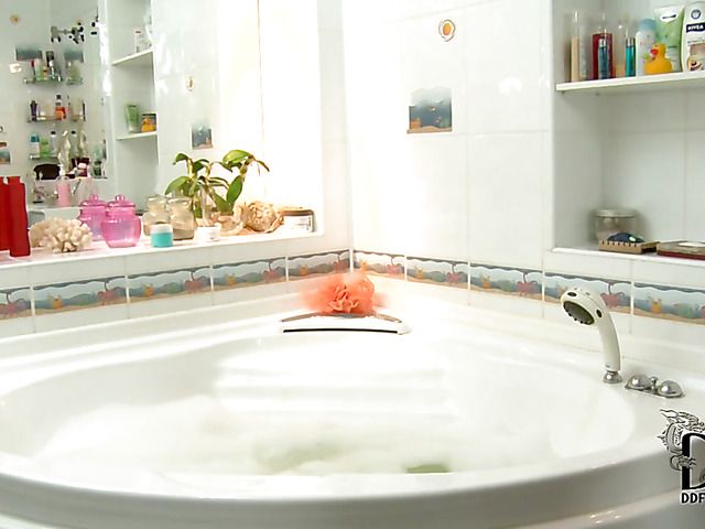 Teen showers her bald snatch to orgasm
