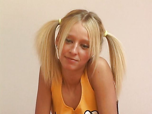 Skinny teen poses naked and tries fisting