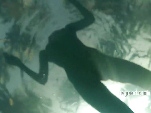 Blonde shows off her wet nude body by the ocean