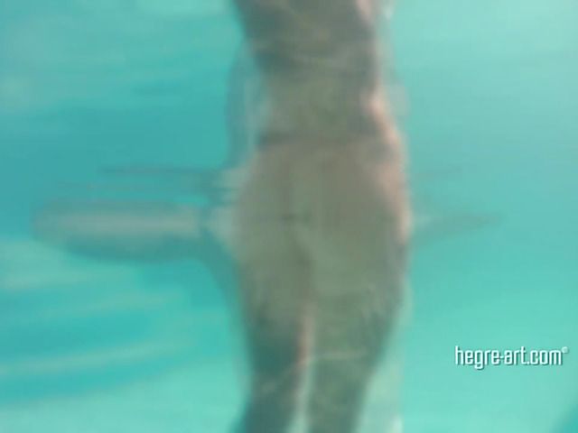 Blonde shows off her wet nude body by the ocean