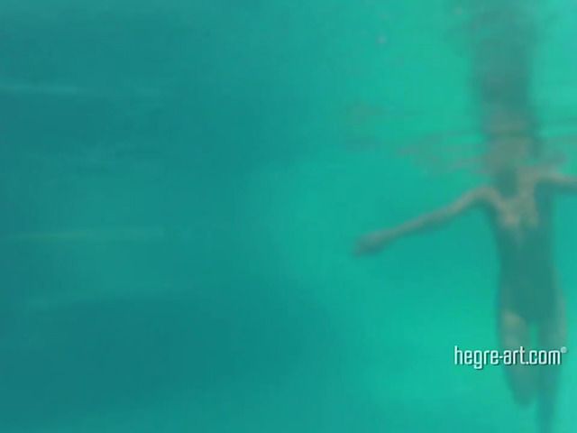 Blonde shows off her wet nude body by the ocean