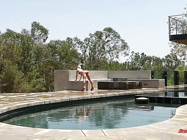 Bikini blonde shakes her big ass and gets fucked