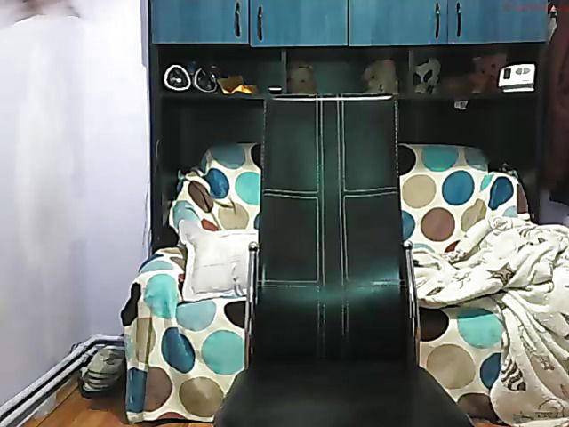 Cam girl with a perfect ass gets her pussy poked