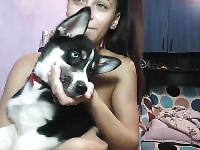 Cam girl with a perfect ass gets her pussy poked