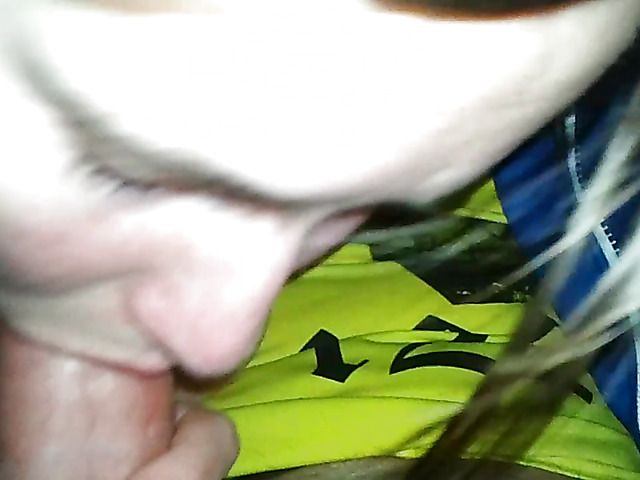 Amateur sucks big cock like a champ in a car