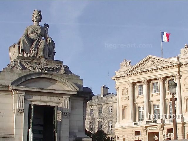 Busty Marisa gets naked in public in Paris