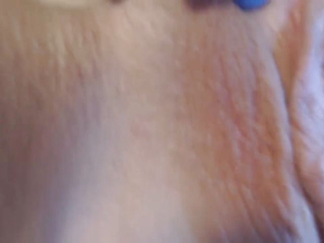 Amateur mom flaunts her plump ass and squirts