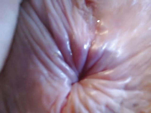 Amateur mom flaunts her plump ass and squirts