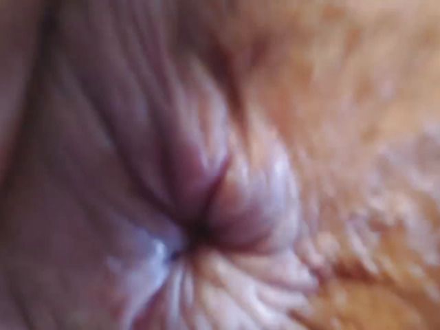 Amateur mom flaunts her plump ass and squirts