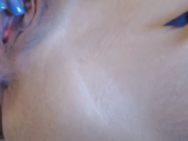 Amateur mom flaunts her plump ass and squirts