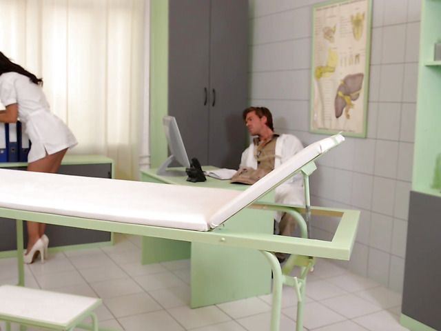 Anal loving nurse Alexa Tomas gets tag teamed