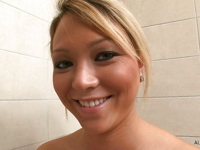 Wet Natalia Forrest plays with her shaved pussy in the bath