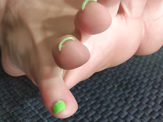 Brunette amateur puts her bare feet on display