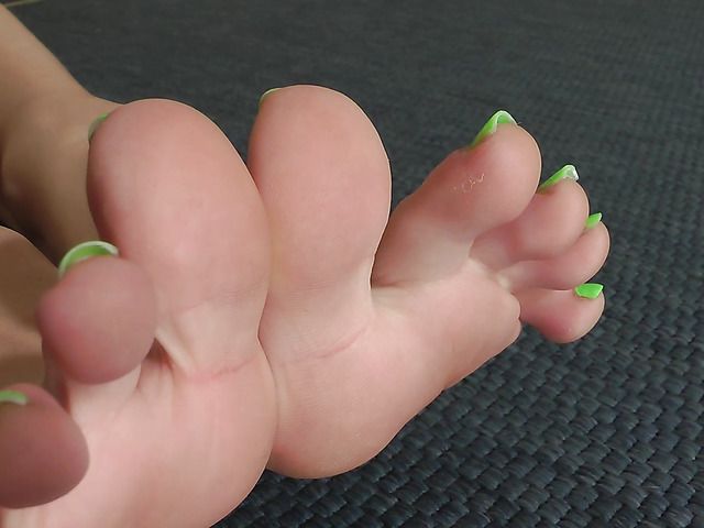 Brunette amateur puts her bare feet on display