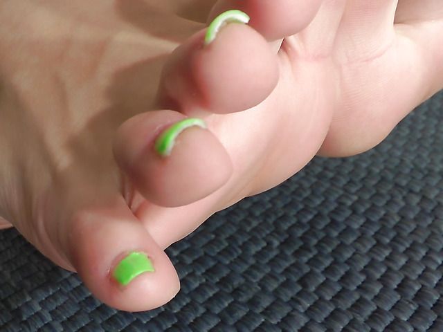 Brunette amateur puts her bare feet on display