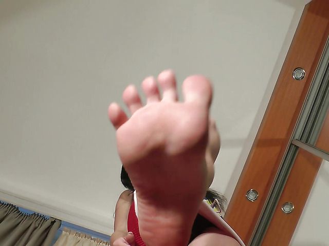 Brunette amateur puts her bare feet on display