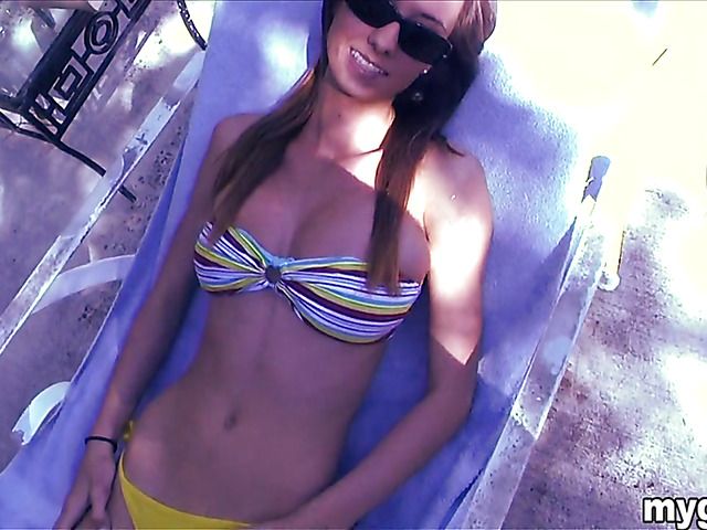 Sexy amateur babe with juicy boobs has fun on cam