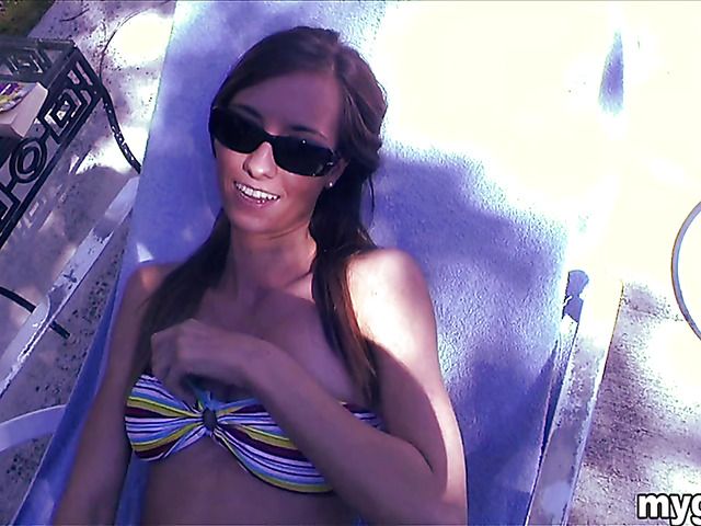 Sexy amateur babe with juicy boobs has fun on cam