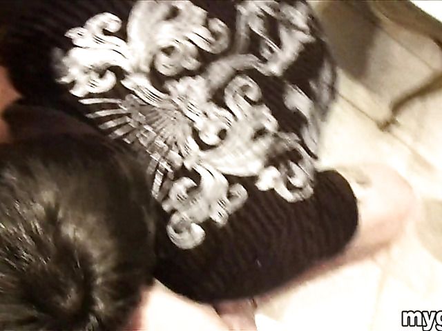 Sexy amateur babe with juicy boobs has fun on cam