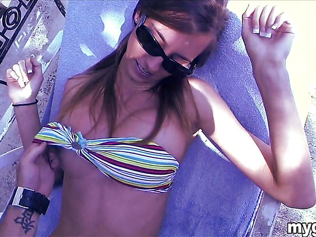 Sexy amateur babe with juicy boobs has fun on cam