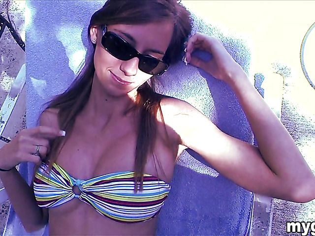 Sexy amateur babe with juicy boobs has fun on cam