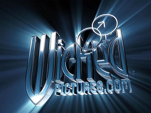 Blonde MILF Julia Ann with huge juggs gets fucked nicely