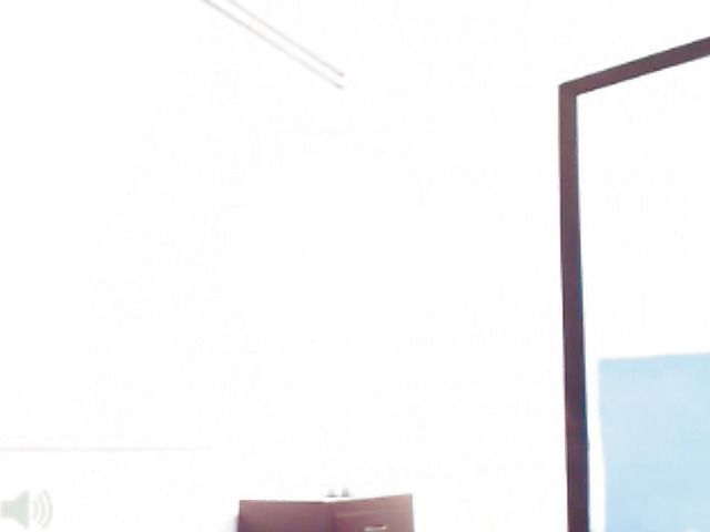 Perfect ass latina toys her shaved slit on webcam