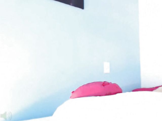 Perfect ass latina toys her shaved slit on webcam