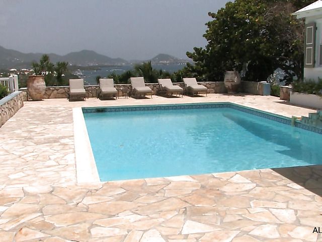 Bikini girl with shaved pussy posing and peeing outdoors