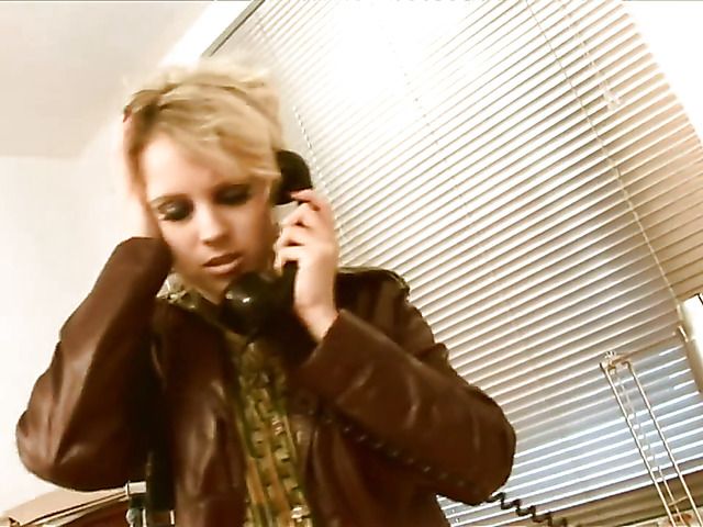 British babe Syren Sexton is dangerously horny