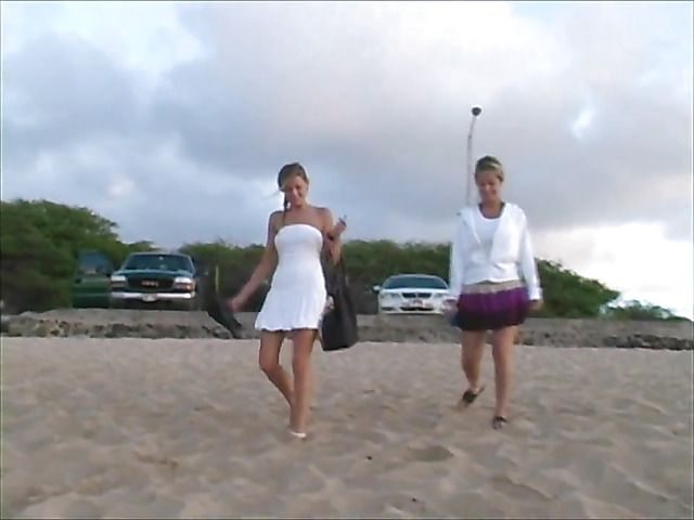 Amateur girl with perfect boobs goes topless on the beach