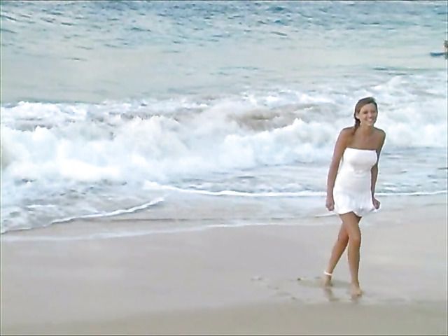 Amateur girl with perfect boobs goes topless on the beach