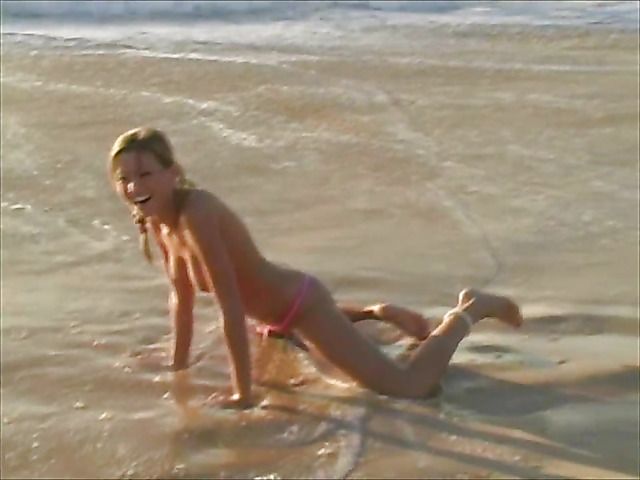 Amateur girl with perfect boobs goes topless on the beach