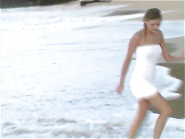 Amateur girl with perfect boobs goes topless on the beach