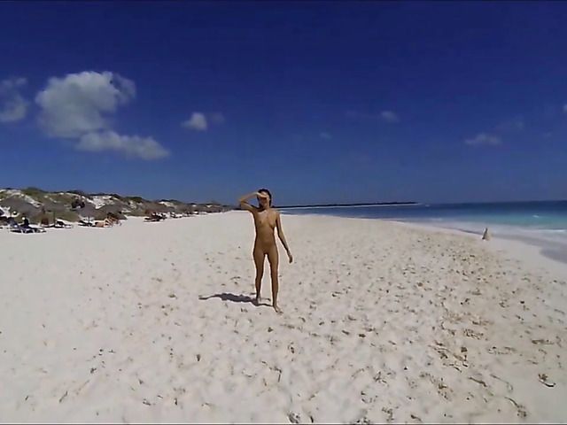 Sexy babe poses naked on the beach and skinny dip