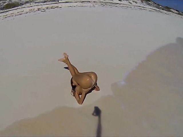 Sexy babe poses naked on the beach and skinny dip