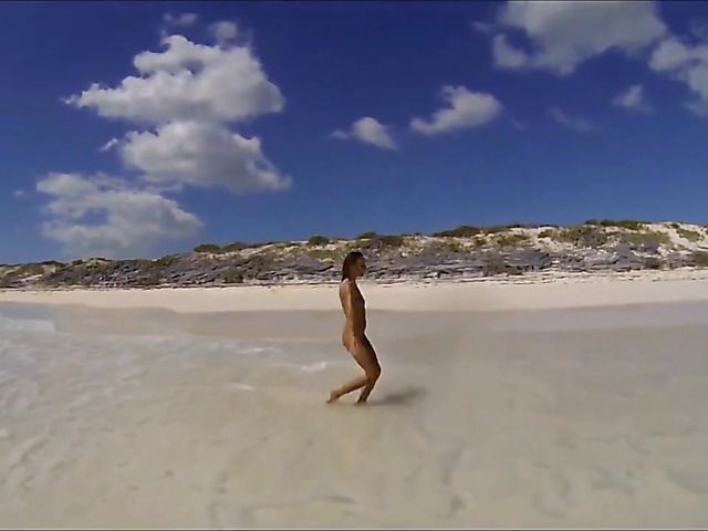 Sexy babe poses naked on the beach and skinny dip